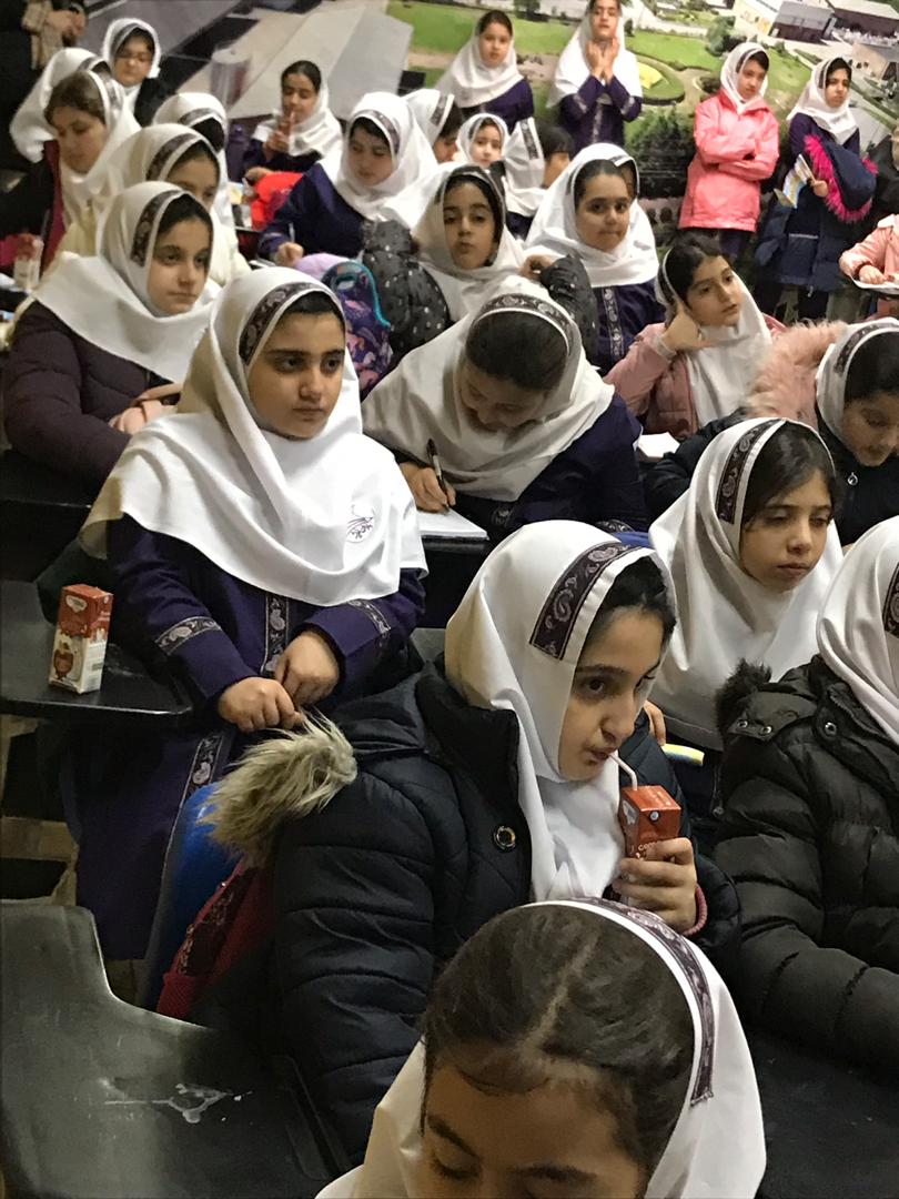بازديد دانش آموزان پایه چهارم دبستان باران اندیشه از كارخانه توليد شير پگاه گيلان